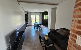 Casa J moderna con amplio jardín en barrio de profesionales